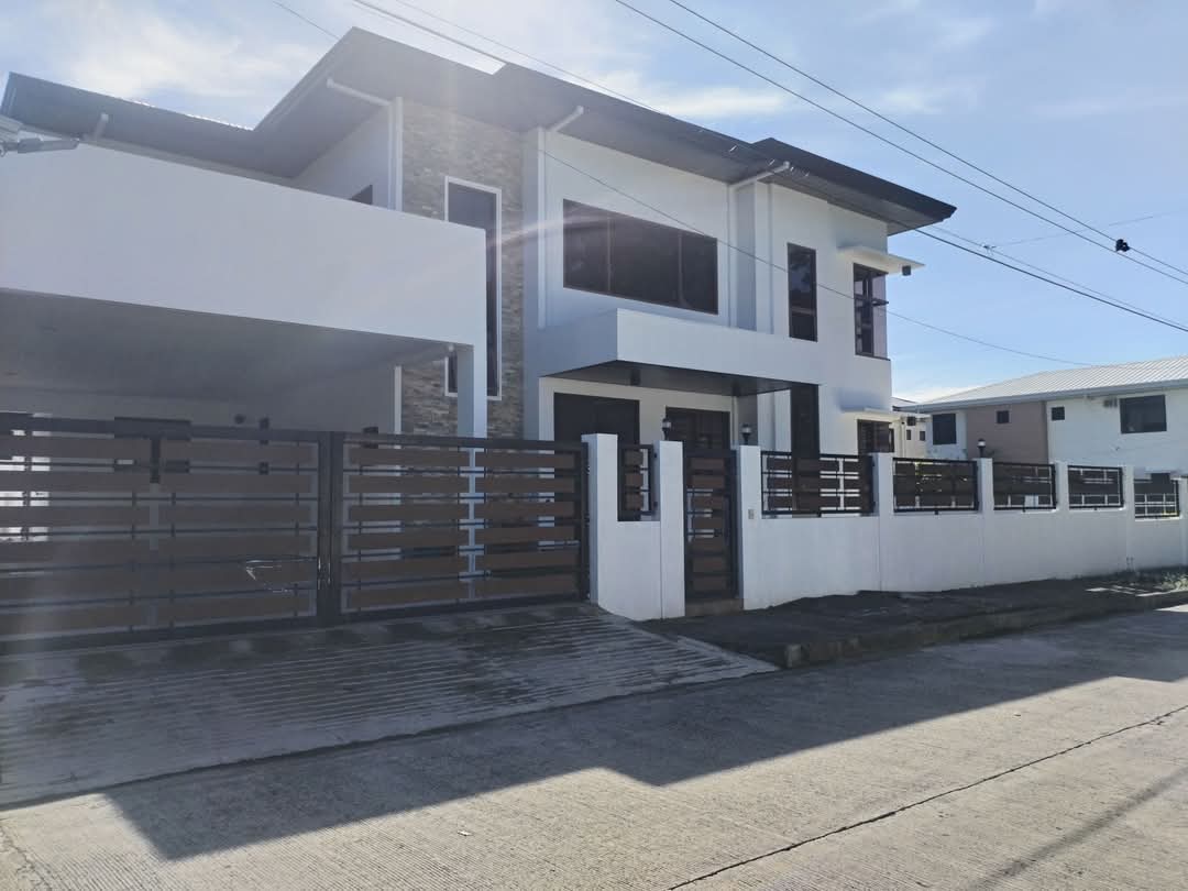 SPACIOUS HOUSE AND LOT WITH SWIMMING POOL