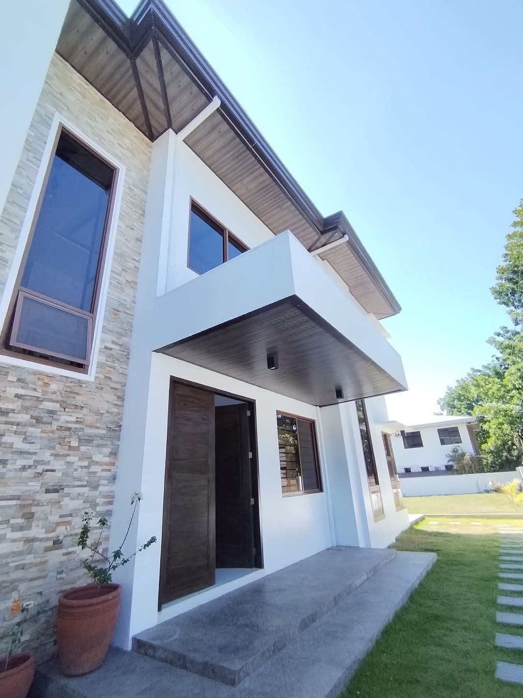 SPACIOUS HOUSE AND LOT WITH SWIMMING POOL