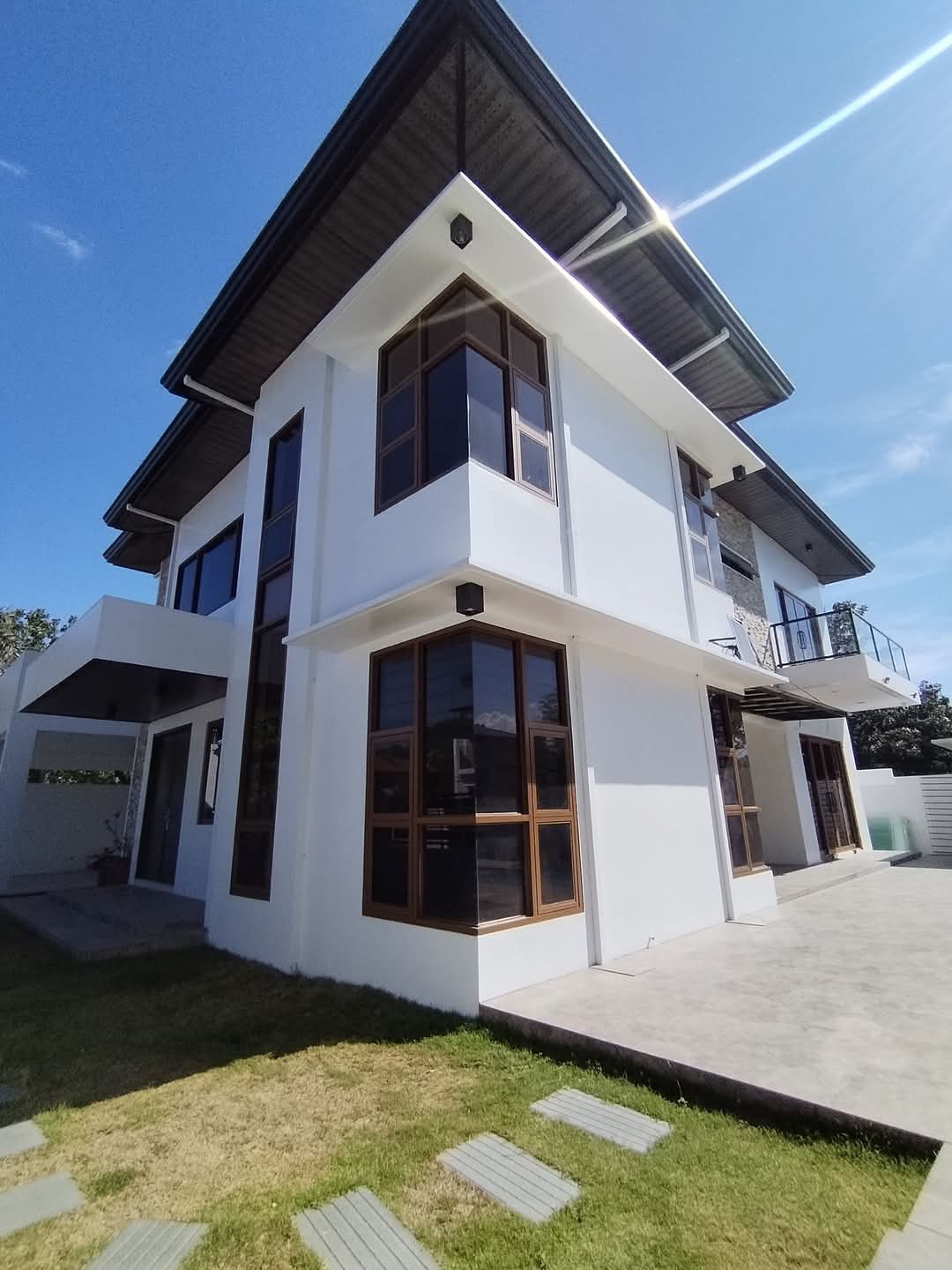 SPACIOUS HOUSE AND LOT WITH SWIMMING POOL