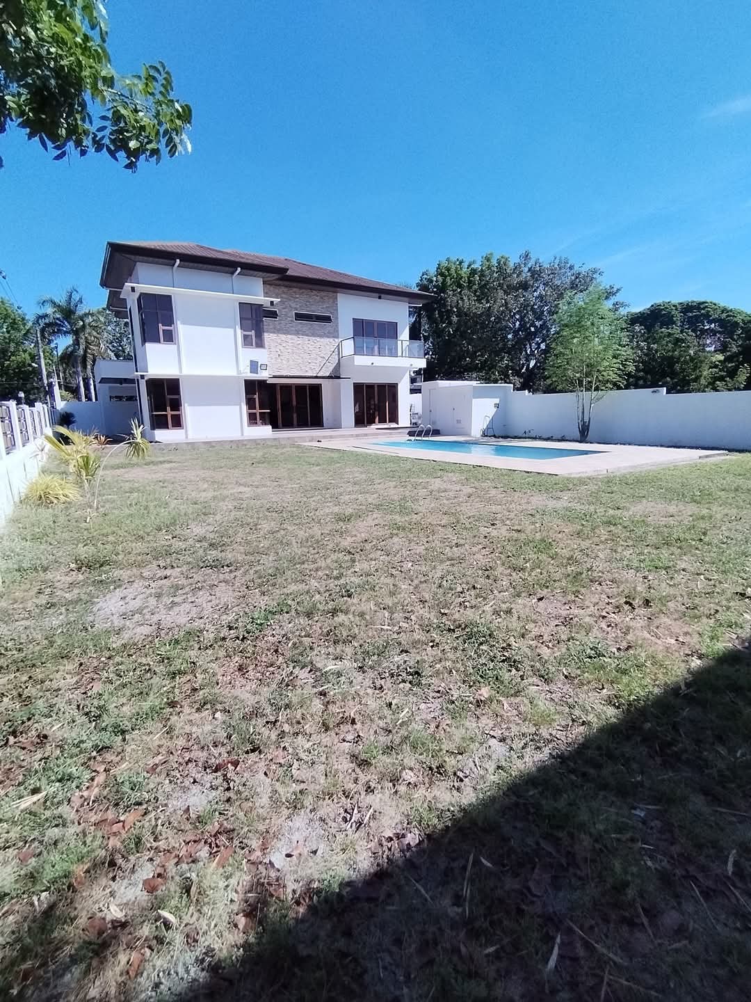 SPACIOUS HOUSE AND LOT WITH SWIMMING POOL