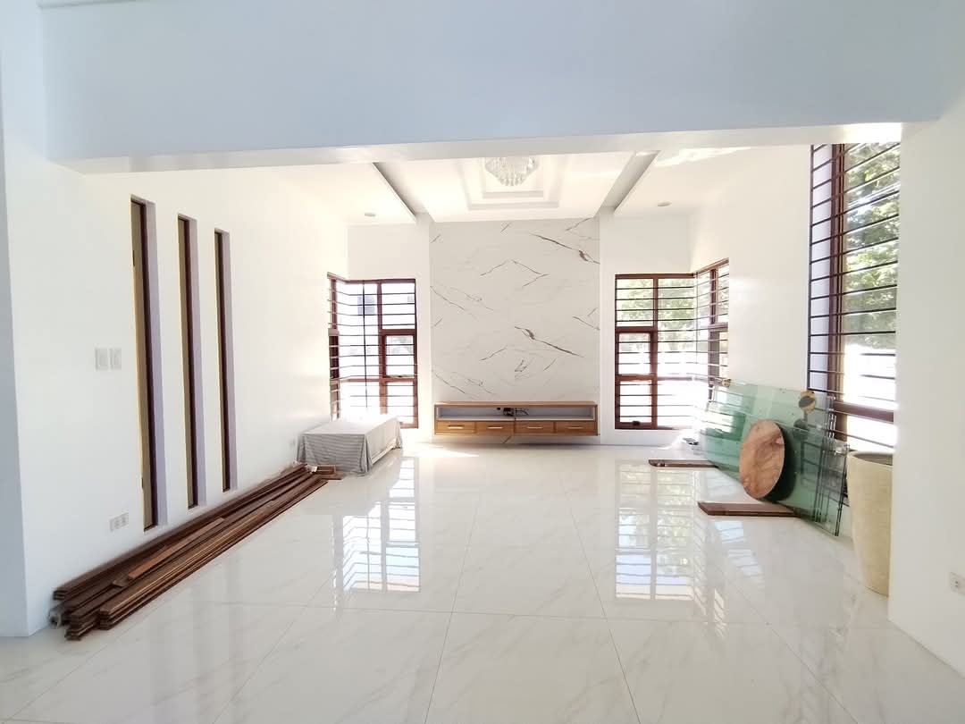 SPACIOUS HOUSE AND LOT WITH SWIMMING POOL
