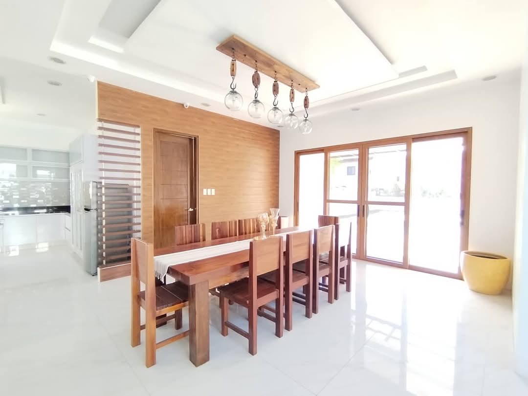 SPACIOUS HOUSE AND LOT WITH SWIMMING POOL