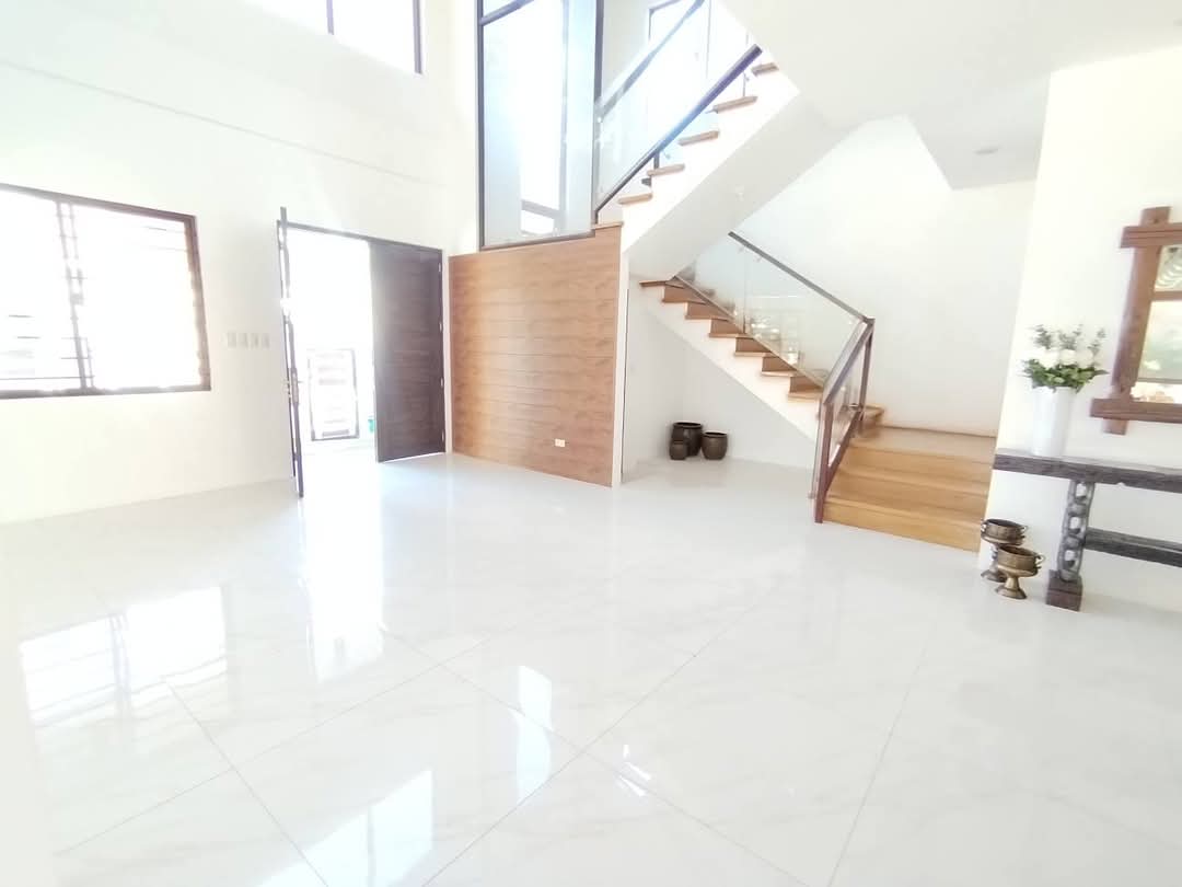 SPACIOUS HOUSE AND LOT WITH SWIMMING POOL