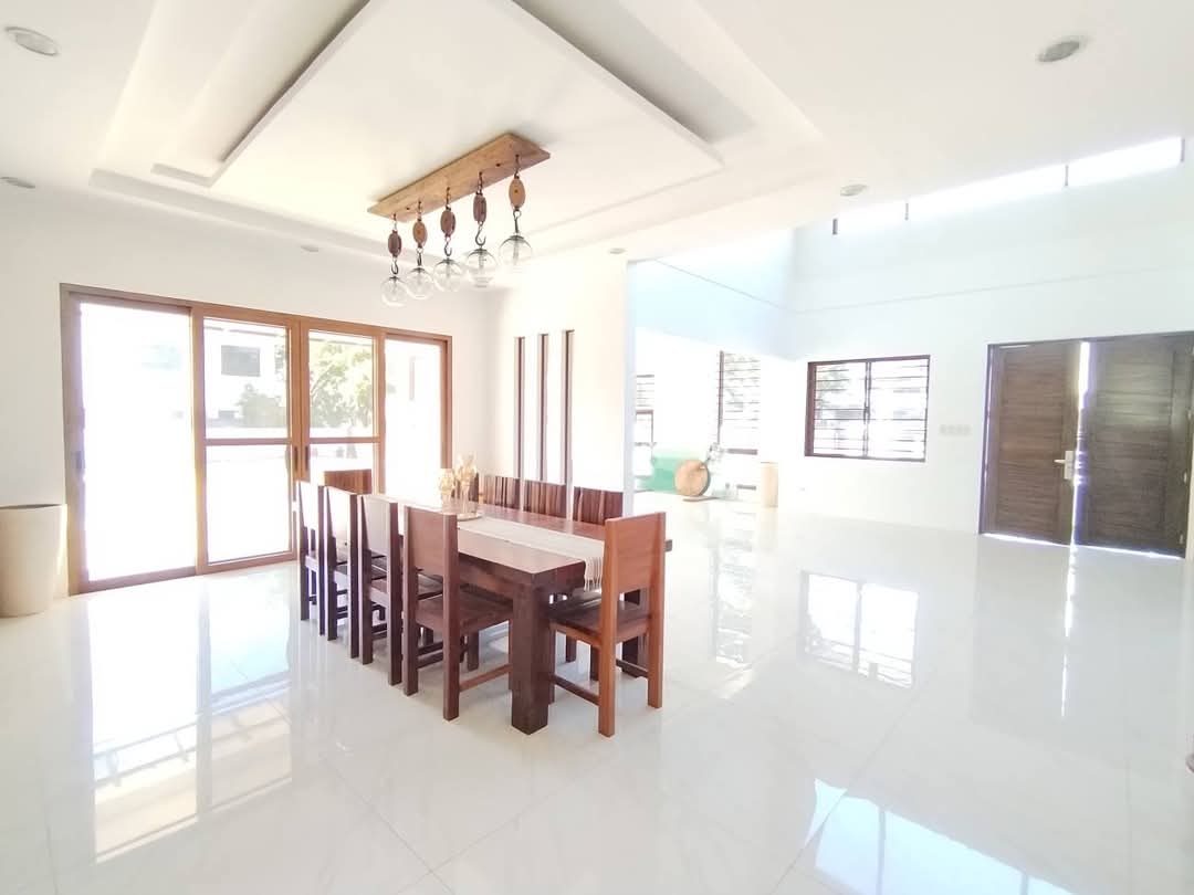 SPACIOUS HOUSE AND LOT WITH SWIMMING POOL