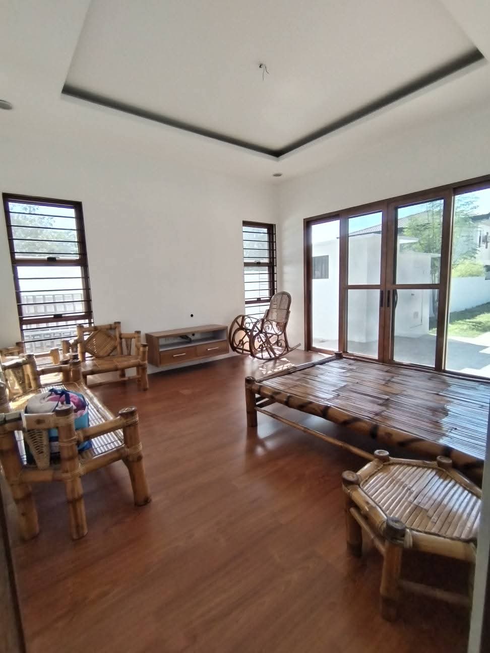 SPACIOUS HOUSE AND LOT WITH SWIMMING POOL