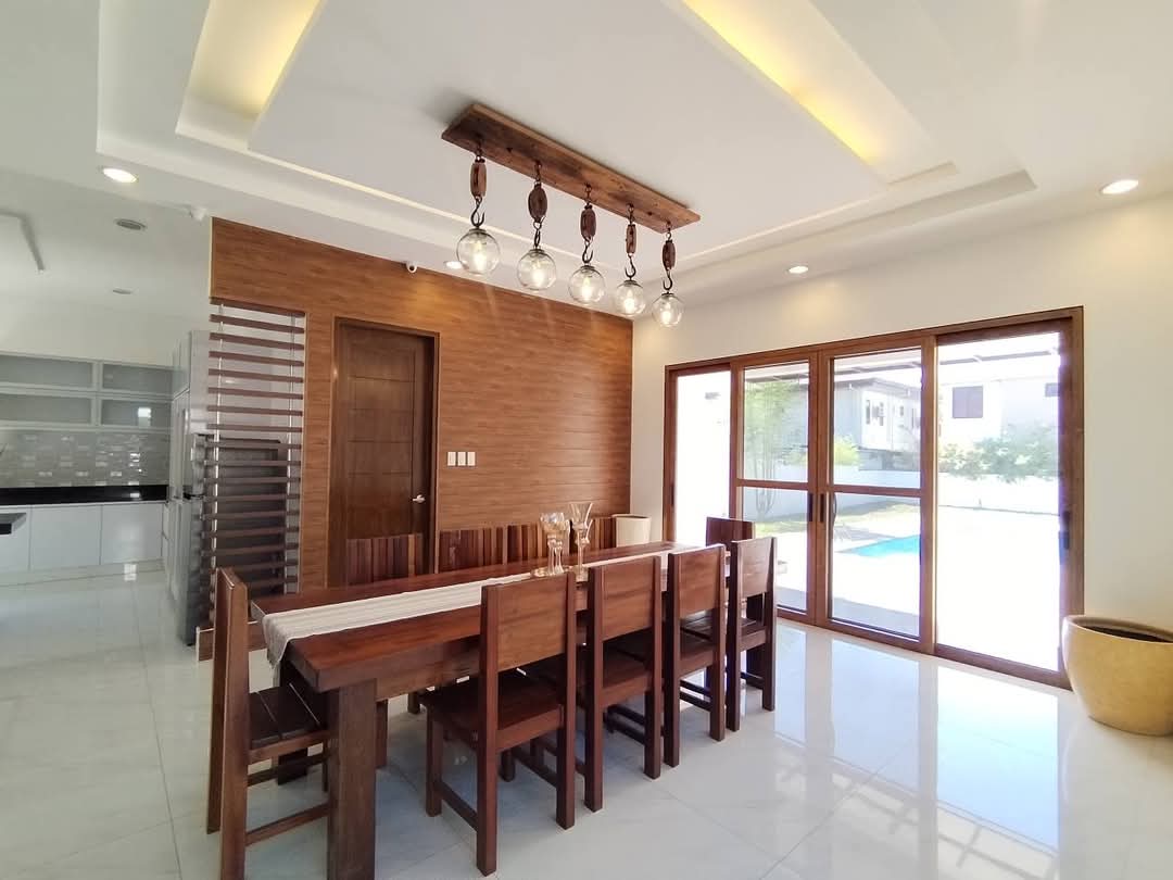SPACIOUS HOUSE AND LOT WITH SWIMMING POOL