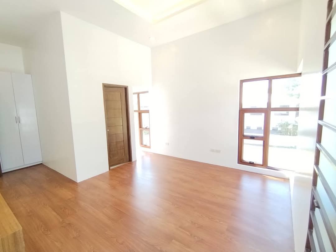 SPACIOUS HOUSE AND LOT WITH SWIMMING POOL