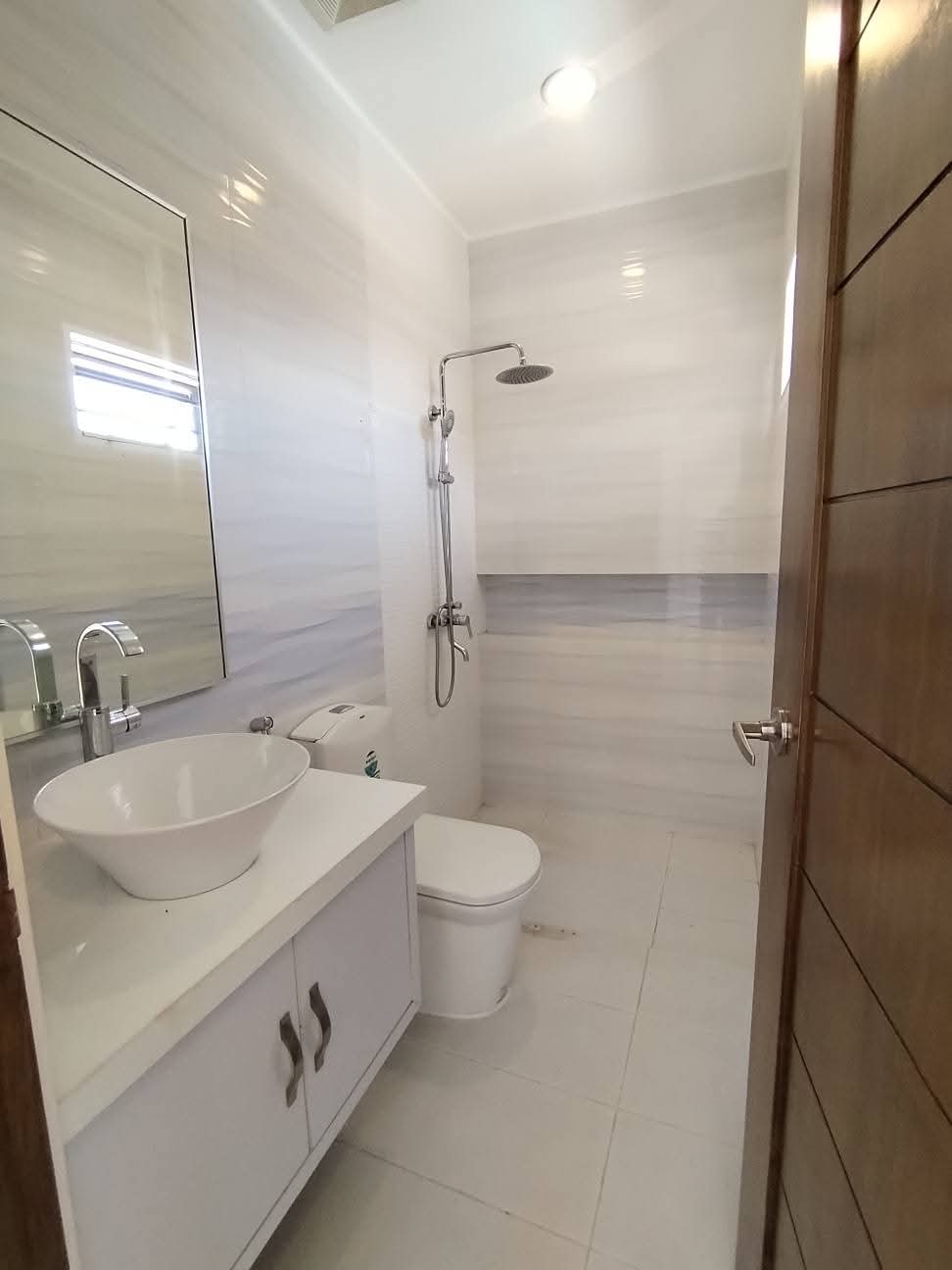 SPACIOUS HOUSE AND LOT WITH SWIMMING POOL