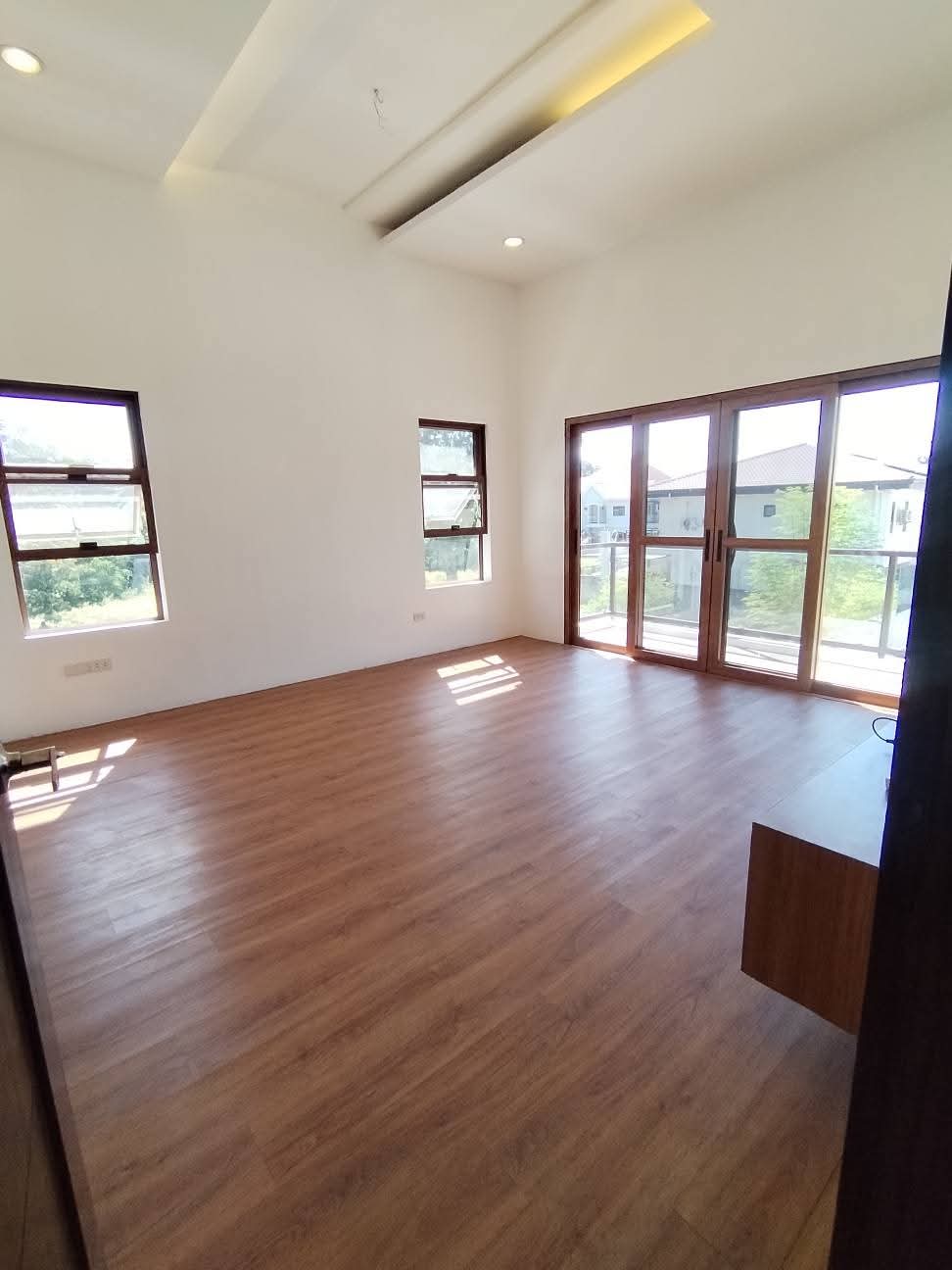 SPACIOUS HOUSE AND LOT WITH SWIMMING POOL