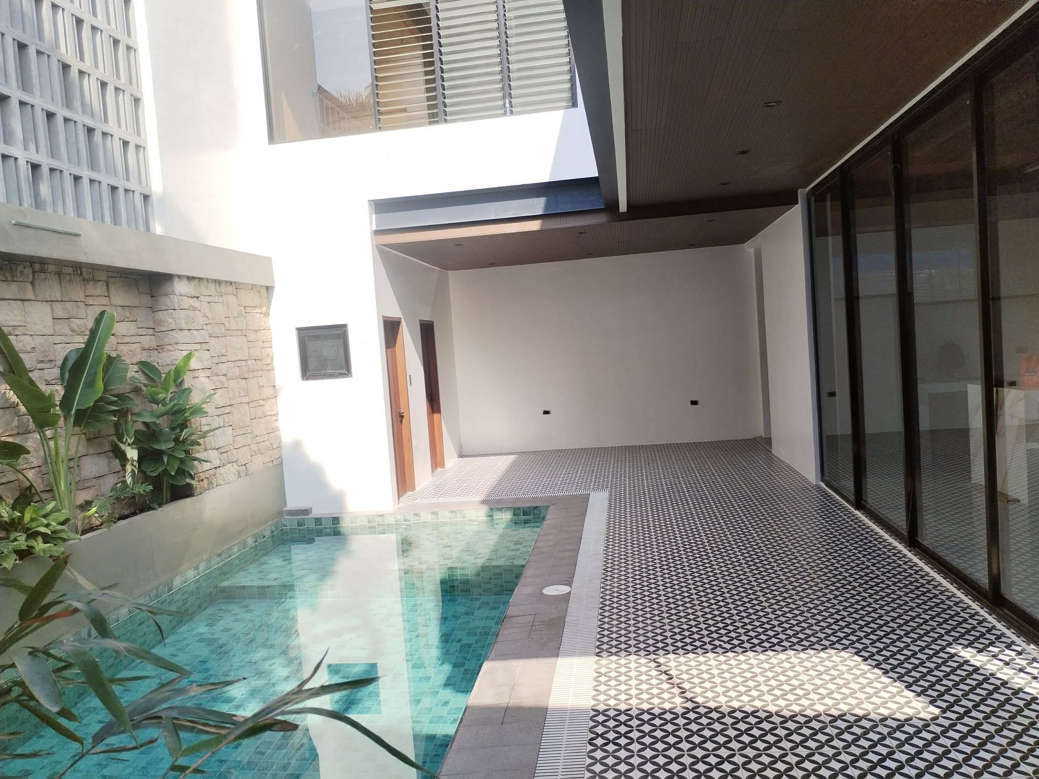 MODERN CONTEMPORARY TWO STOREY HOUSE WITH SWIMMING POOL