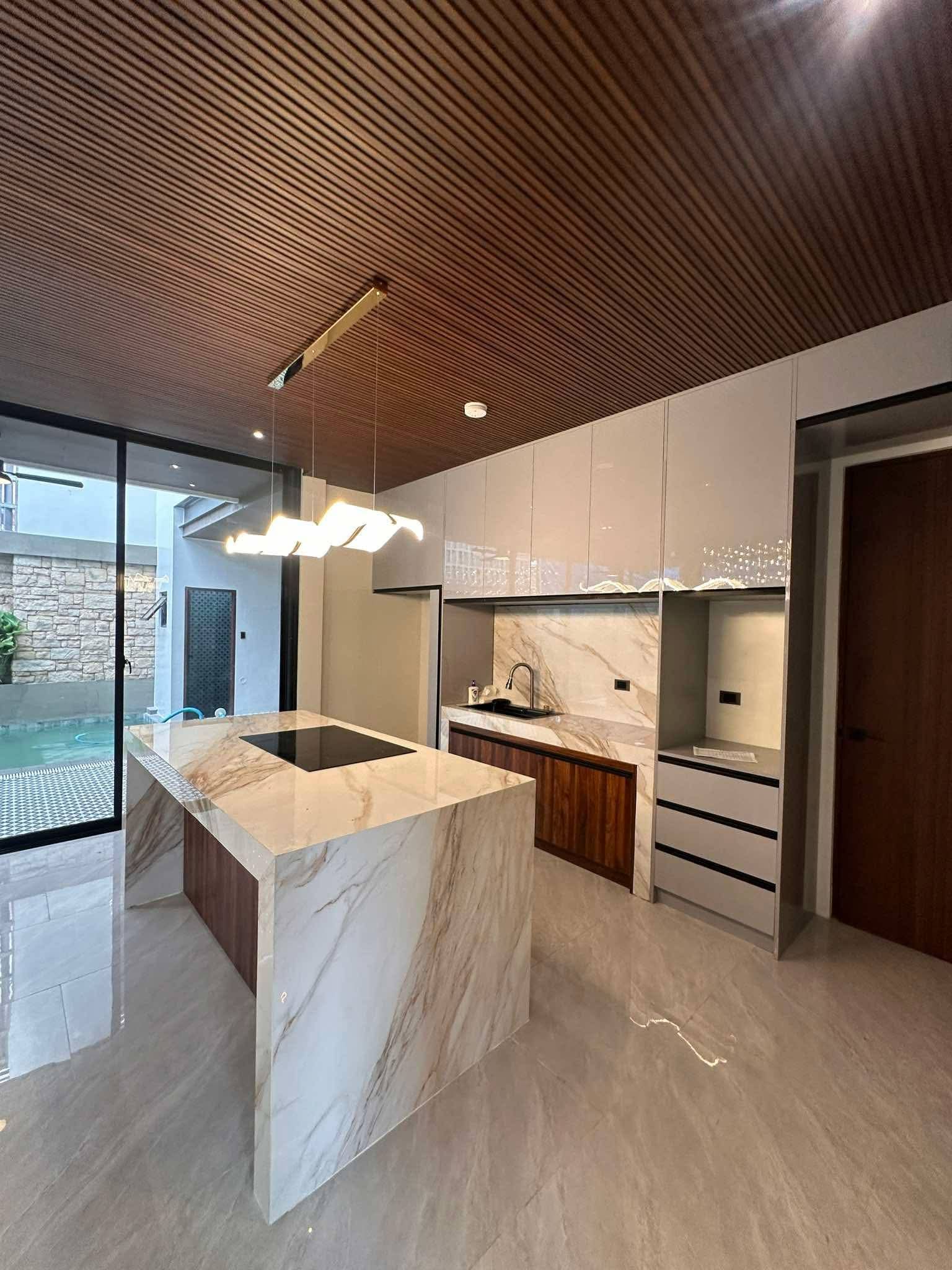 MODERN CONTEMPORARY TWO STOREY HOUSE WITH SWIMMING POOL