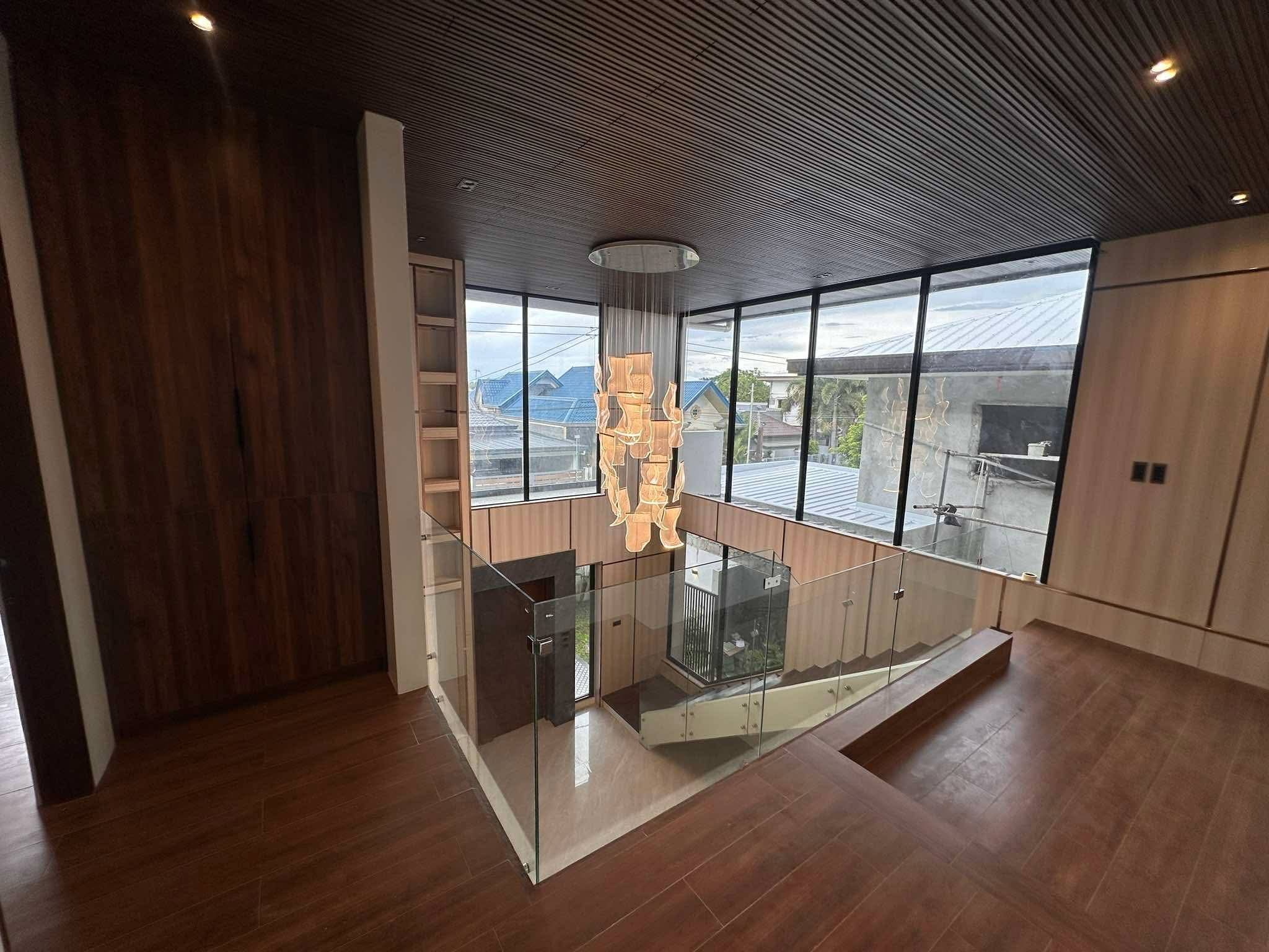 MODERN CONTEMPORARY TWO STOREY HOUSE WITH SWIMMING POOL