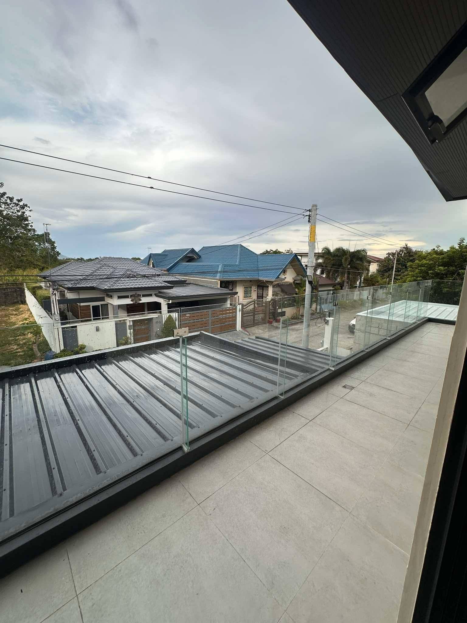 MODERN CONTEMPORARY TWO STOREY HOUSE WITH SWIMMING POOL