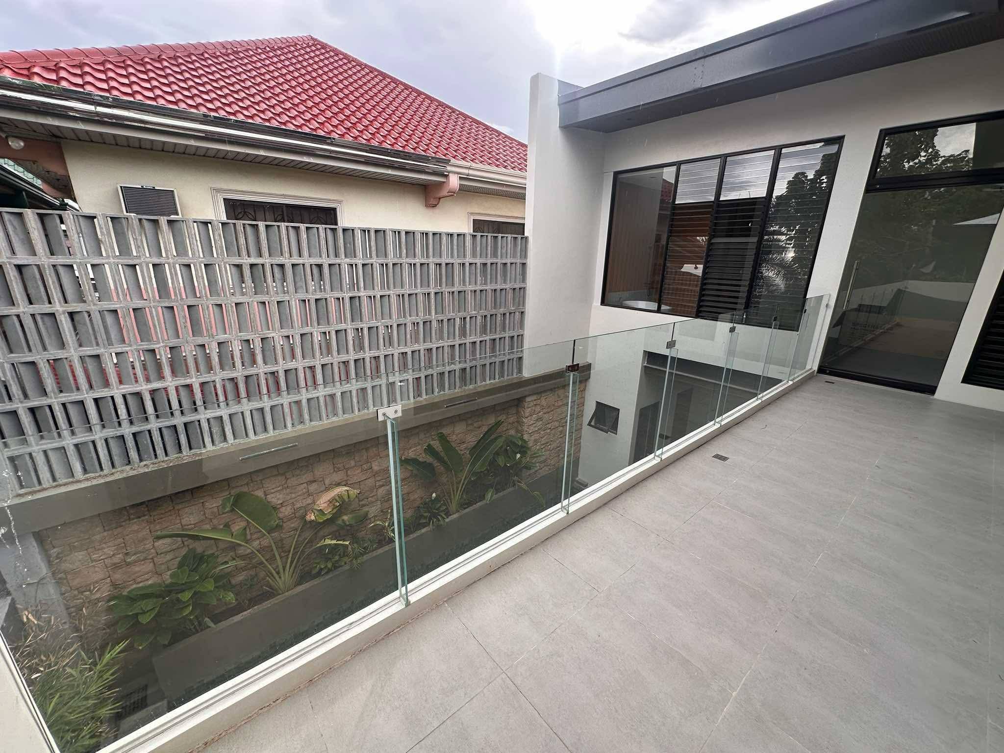 MODERN CONTEMPORARY TWO STOREY HOUSE WITH SWIMMING POOL