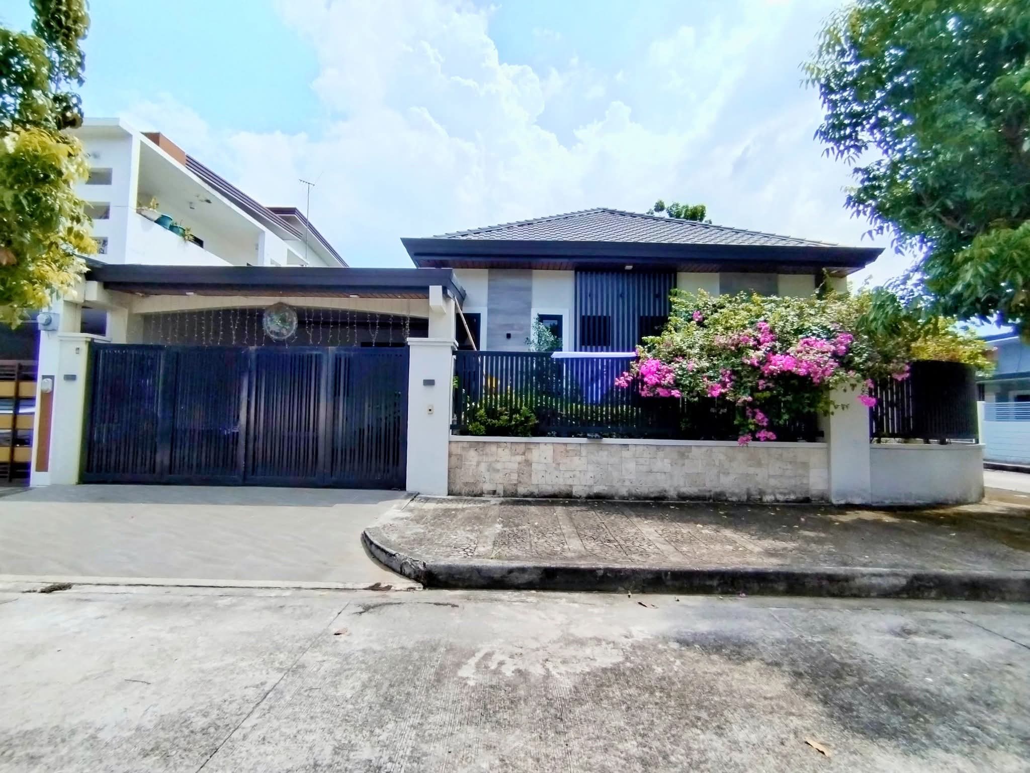 PREOWNED CORNER BUNGALOW ELEVATED WITH SWIMMING POOL IN SAN FERNANDO PAMPANGA