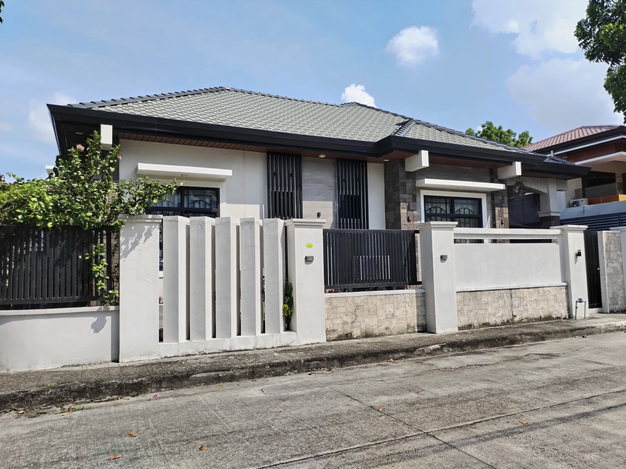 PREOWNED CORNER BUNGALOW ELEVATED WITH SWIMMING POOL IN SAN FERNANDO PAMPANGA