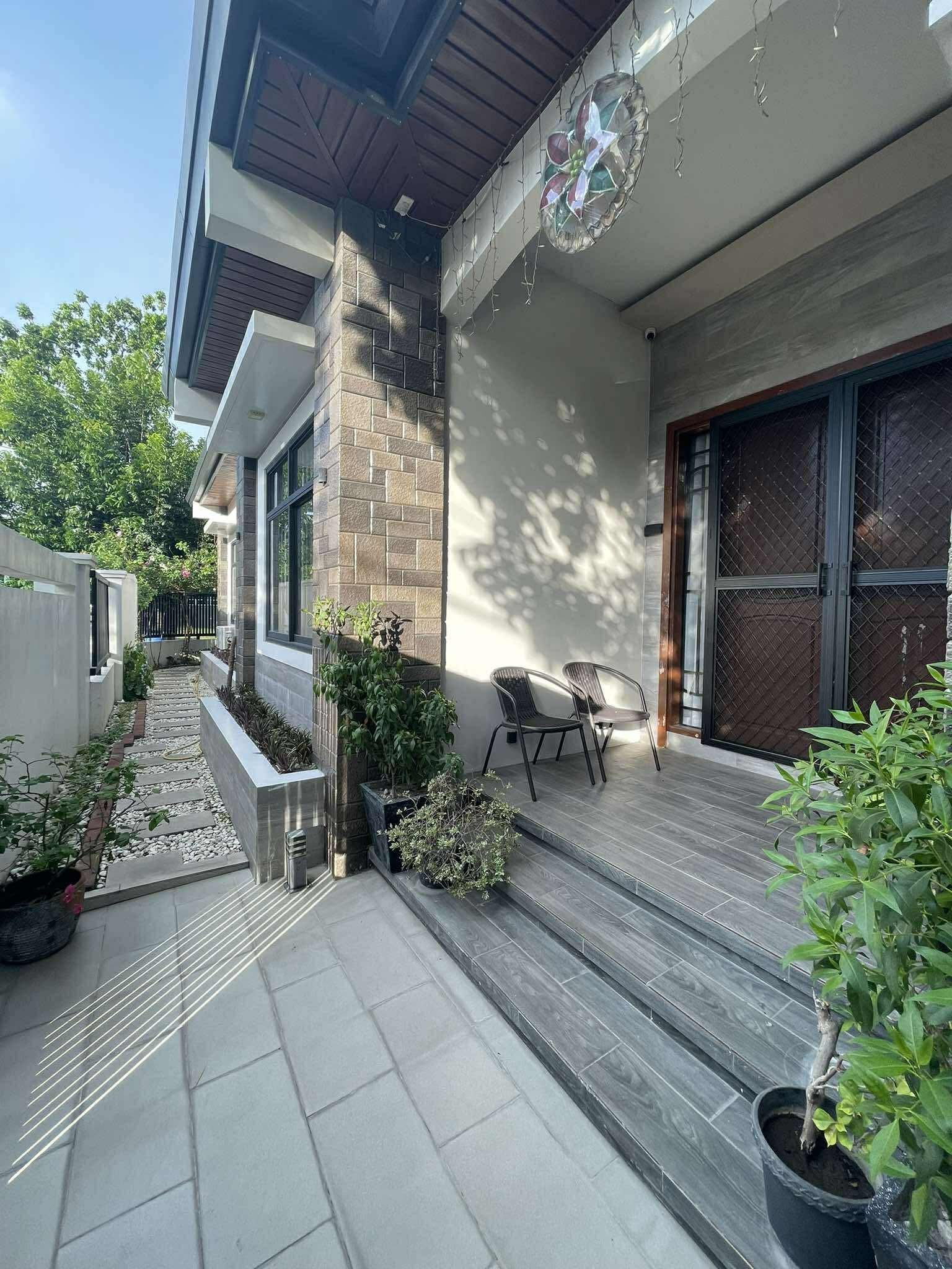 PREOWNED CORNER BUNGALOW ELEVATED WITH SWIMMING POOL IN SAN FERNANDO PAMPANGA